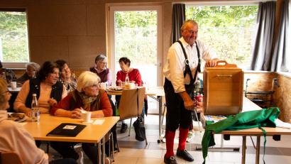 Bild: Welnhofer/exb
Gleichmäßig wird das Butterfass bei der Kirwa im Mehrgenerationentreff gerührt.