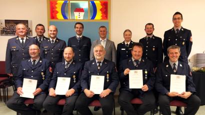 Bild: kki
Für ihren langjährigen aktiven Dienst bei der Feuerwehr erhalten Martin Hastler, Stefan Hierold, Thomas Koller, Andreas Gallersdörfer und Andreas Albrecht (sitzend, von links) Auszeichnungen.