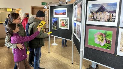 Bild: mor
Rund 200 Besucher waren begeistert von der Ausstellung der Fotofreunde im Pfarrsaal. Die Gäste bewerteten die Bilder und rätselten bei der Frage „Kennen Sie ihre Heimat“.