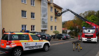 Bild: hmr
Bei der Rettung über die Drehleiter der Feuerwehr kam es auf die gute Zusammenarbeit und Absprache der Hilfsorganisationen und eine besonders sorgfältige Vorgehensweise an.