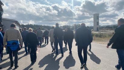 Bild: Würth, Wolfgang
Lippert-Mitarbeiter nach der Betriebsversammlung. Auch für sie schimmern Sonnenstrahlen durch die dunklen Wolken.