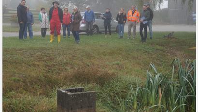 Bild: wel
Bei dichtem Nebel trafen sich Bürgermeister Rudolf Teplitzky (links), Diplomingenieurin Anne Wendl (Sechste von links) und Markus Kurz (Zweiter von rechts) mit Mitarbeitern des städtischen Bauhofs und den Dorfbewohnern, um die Weiher zu begutachten. In Schönthan ist er total zugewuchert.