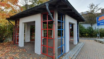 Bild: kaz
Das Buswartehäuschen in Erbendorf in der Altenstädter Straße wurde in der Vergangenheit mehrfach beschädigt. Nun soll es durch ein Schüler-Projekt wieder auf Vordermann gebracht werden.