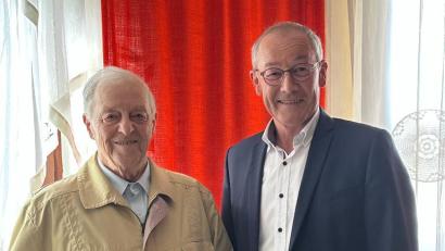 Bild: mrr
Michael Mayer freute sich über den Besuch von Bürgermeister Erwin Geitner (rechts) zu seinem 85. Geburtstag.