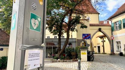 Bild: Gabi Schönberger
Der Defi am Schlörplatz ist wie die meisten in der Innenstadt derzeit außer Betrieb. Bis Ende des Monats soll er aber repariert und einsatzbereit sein.