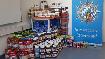Bild: PI Regenstauf, PHK Beck
Die Polizei stellte bei einer Hausdurchsuchung im Landkreis Schwandorf kiloweise Diebesgut sicher.