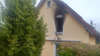 Bild: tk
So sah es am Tag danach in dem Raigeringer Wohngebiet aus, in dem am Samstag, 7. Oktober, ein Feuer ausgebrochen war. Das Obergeschoss brannte komplett aus.