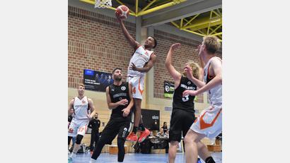 Archivbild: Büttner, Gerhard
Die Neustädter Basketballer wollen gegen Ingolstadt die ersten Punkte der Saison holen.