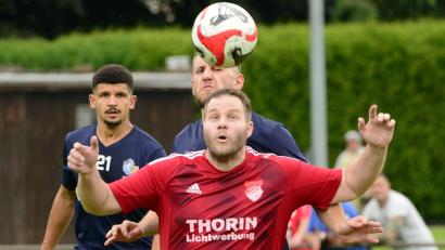 Bild: ham
Der Pfreimder Spielertrainer Bastian Lobinger (vorne) ist mit der Vorrunde nicht zufrieden und will in der Rückrunde angreifen.