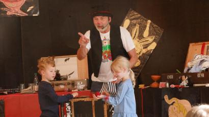 Bild: bkr
Zirkusdirektor Peter Hofmann begeisterte die Kinder mit seinen Zaubereien und band sie auf der Bühne mit ein.