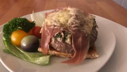 Bild:  Michael Schiffer
Cheeseburger Deluxe: Auf den Burger aus Rinderhack kommen Schwarzwälder Schinken und Gruyère.