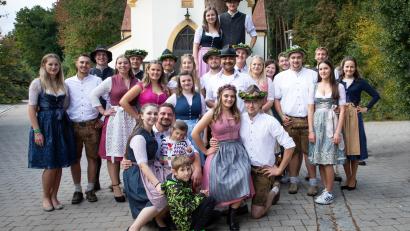 Bild: Christian Schwirzer
Die Seugaster Kirwapaare mit ihrem neuen Oberkirwapaar, Johanna Schönberger und Philip Prösl (vorne rechts).