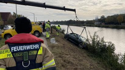 Bild: Berufsfeuerwehr Regensburg
Die Einsatzkräfte bergen den Audi mit einem Kran aus dem Donau-Schleusenkanal in Regensburg.