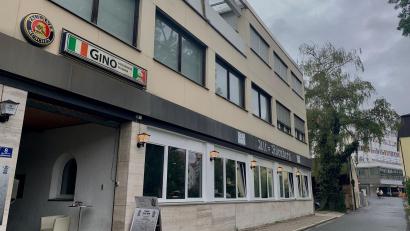 Bild: Gabi Schönberger
Noch hängt das Schild der ehemaligen Pizzeria "Gino" über dem Eingang. Bald wird hier das Logo des neuen Restaurants stehen.