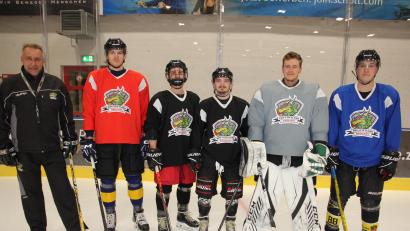 Bild: kro
Trainer Vaclav Drobny (links) mit den Neuzugängen des EHC Stiftland (von links): Matej Harkabus, Kevin Tausend, Daniel Smazal, Filip Grancarov und Marcus Koller.