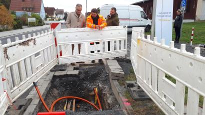 Bild: pz
In der Eichendorffstraße und in der Schulstraße (Bild) haben die Arbeiten für den Glasfaserausbau in Waldsassen begonnen. Zu Beginn der Woche gab es den symbolischen Start.