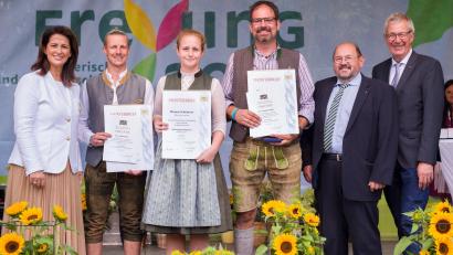 Bild: Hauke Seyfarth/StMELF/exb
Drei der neuen Meister aus dem Landkreis Neustadt mit (von links) Staatsministerin Michaela Kaniber: Tobias Bauer, Mirjam Schuderer und Alexander Mückl. Mit dabei: Gerhard Zäh, Präsident des Verbandes Garten-, Landschafts- und Sportplatzbau Bayern und Hermann Berchtenbreiter, Präsident des Bayerischen Gärtnerei-Verbandes.