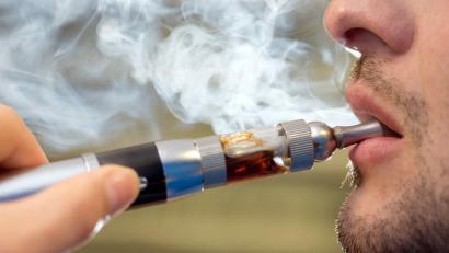 Symbolbild: Friso Gentsch/dpa
Einen 15-Jährigen und einen 16-Jährigen, die jeweils eine E-Zigarette rauchten, kontrollierte die Polizei in Sulzbach-Rosenberg.