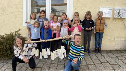 Bild: Bücherei Kastl bei Kemnath/exb
Stolz zeigen die Kinder ihre Eulen, die sie aus alten Buchseiten gebastelt haben.