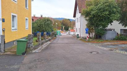 Bild: mnt
Die Verbindungsstraße in Richtung Kirchplatz soll im Rahmen der Dorferneuerung mit saniert und in das Maßnahmenpaket 2024 einbezogen werden.