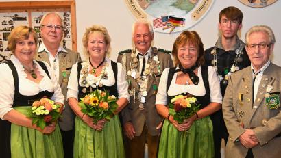 Bild: gf
Die neuen Honoratioren der Schützengesellschaft Freischütz Karmensölden (von links) Angelika Meitzel, Rudolf Möschl, Gisela Meier, Hans Meier, Silvia Engel, Sebastian Sättler und Walter Graml.