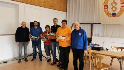 Bild: hzi
Übergabe der Ehrenpreise:
Bürgermeister Jürgen Kürzinger mit den Vertreter vom Wanderverein Pressath, der Feuerwehr Kirchenthumbach, dem SC Kirchenthumbach, dem Wanderverein Grafenwöhr als Gewinner des ersten Preises und (ganz rechts) Veranstaltungsleiter Peter Nürnberger.