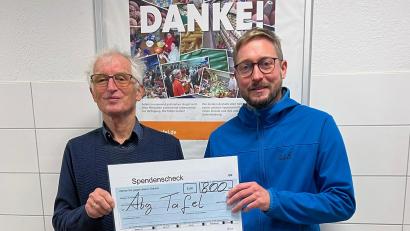 Bild: Su-Ro 2030
Paul Wolf (rechts) überreicht als Hauptorganisator des Preisschafkopfs den Spendenscheck an den Vorsitzenden der Amberger Tafel, Bernhard Saurenbach.
