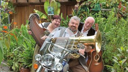 Bild: Blecherne Sait`n/exb
Das Trio Blecherne Sait'n, bekannt aus BR Brettl-Spitzen, ist zum ersten Mal beim Schwarzenfelder Sänger- und Musikantenreffen dabei.