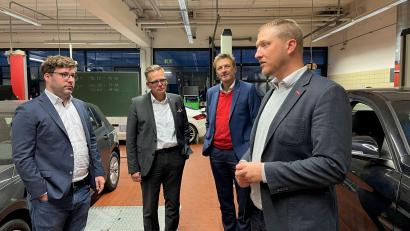 Bild: vv/exb
Michael Knauer (rechts) führt Mitglieder der Initiative pro Ausbildung durch die Werkstatt der Handwerkskammer. Der wieder gewählte erste Vorsitzende Jürgen Spickenreuther und der ebenfalls im Amt bestätigte Schatzmeister Alexander Brittinger (von rechts) sind ebenso wie Schriftführer Maximilian Wies (links) von den Übungs- und Prüfungsmöglichkeiten angetan.