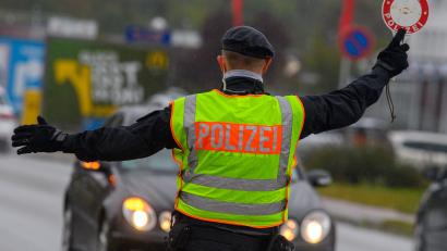 Symbolbild: Klaus-Dietmar Gabbert
Ein Polizist winkt mit einer Polizeikelle einen Autofahrer aus dem Straßenverkehr.