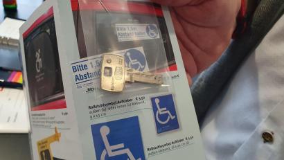 Bild: Lowak
Das ist einer von zehn Euroschlüsseln, die bei der Stadt Weiden für die Dauer von 4 bis 6 Wochen ausgeliehen werden können. Dieser Schlüssel passt an Türen von behindertengerechten Toiletten in Weiden, wie am ZOB oder am Alten Rathaus.