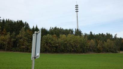 Bild: Hirsch
In diesem Privatwald bei Littenhof an der Grenze zum Landkreis Amberg-Sulzbach steht der neue BOS.-Sendemast, den auch private Mobilfunkanbieten nutzen werden.