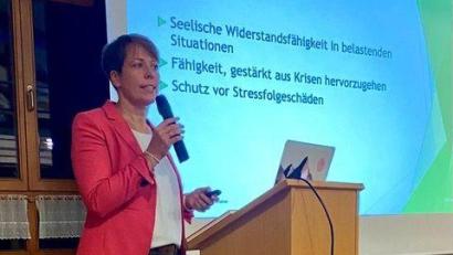 Bild: Blattnig/exb
Referentin Michaela Blattnig spricht zum Thema „Resilienz- Das Immunsystem der Seele stärken“.