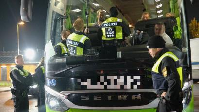 Bild: Hirsch
Die Polizei hat besonders Fernreisebusse im Visier. In ihnen sind immer wieder Personen illegal unterwegs. Doch bei der Kontrolle am Parkplatz "Stocker Holz" ist alles in Ordnung.