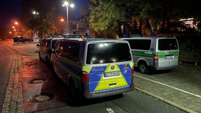 Bild: Fricke/NEWS5/dpa
Polizeifahrzeuge stehen vor der Gesamtschule in Hollfeld (Landkreis Bayreuth), die nach einer Bombendrohung geschlossen ist. Die Polizei sei im Einsatz und durchsuche das Gebäude, sagte eine Polizeisprecherin.