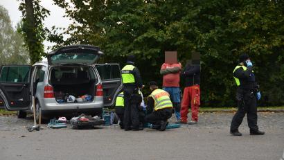 Bild: dob
Das zu kontrollierende Fahrzeug musste komplett ausgeräumt werden. Spezialisten der Polizei nahmen das Gepäck genau in Augenschein.
