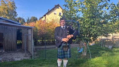 Bild: Maria Weber-Göhl
Konrad Weiß spielt seit zehn Jahren Dudelsack - natürlich und ganz stilecht im Kilt.