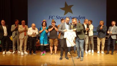 Bild: gau
Das Finale mit der Trikot Präsentation (vorne, links) Bernhard Scheidig, Leiter des Schul- und Sportamts Amberg und (rechts) Bernhard Heinisch Organisator und FC Sternstunden-Beauftragter der Oberpfalz.