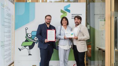 Bild: bbw/exb
Die stellvertretenden Schulleiter Christian Reisinger (rechts) und Alexander Frey (links) nehmen zusammen mit der ehemaligen Schulleiterin Hannelore Reil-Heining die Auszeichnung entgegen.