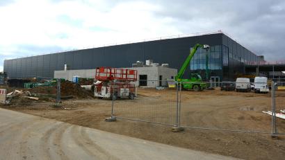 Bild: jr
Das künftige Logistikzentrum von Schott an der Oberteicher Straße in Mitterteich besticht mit seinen gewaltigen Dimensionen. Aufgeteilt ist es in drei Hallen.