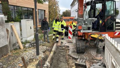 Bild: Andreas Royer
Mit dem Verlegen des Pflasters beim früheren Storggebäude beendet der Netzbetreiber N-Ergie die Instandhaltungsarbeiten am Kabelnetz in der Sulzbacher Altstadt