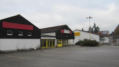Bild: fg
Der ehemalige Rewe-Mark (im Vordergrund) soll abgebrochen werden. An seiner Stelle soll ein neuer Netto-Markt errichtet werden. Das Grundstück dahinter mit dem bisherigen Netto-Standort wäre dann wohl neu zu strukturieren.