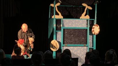 Bild: Regina Rippl/exb
Während der Theateraufführung der Puppenbühne in der Grundschule.