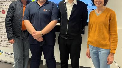 Bild: bgm
Bei einer von Dr. Gudrun Graf (rechts) organisierten Fortbildung mit Dr. Josef Kick (links) und Ibrahim Yanik (Zweiter von rechts) stellte sich Patrick Waldhier, der neue stellvertretende Rettungsdienstleiter im BRK Kreisverband Weiden-Neustadt vor.