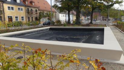 Bild: rn
Dieses noch leere Becken neben dem Rathaus wird demnächst „geflutet“.