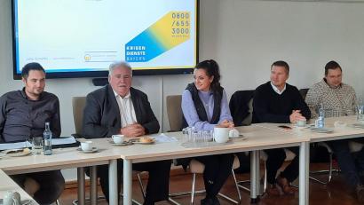 Bild: Anja Dubrowski, Tobias Gabel/Seniorenfachstelle/exb
Waldershof war diesmal Schauplatz einer Tagung der Seniorenbeauftragten und Quartiersmanager. Von links Tobias Gabel, (Seniorenfachstelle am Landratsamt), Peter Gold (Kreisseniorenbeauftragter), Margit Bayer, (Erste Bürgermeisterin der Stadt Waldershof), Jens Scheffel (Krisendienst Oberpfalz) und Sebastian Schuster (Gerontopsychiatrische Koordinationsstelle Oberpfalz).