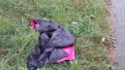 Bild: Bundespolizei
Die Bundespolizei stellte diesen weggeworfenen Schlafsack am Straßenrand sicher.