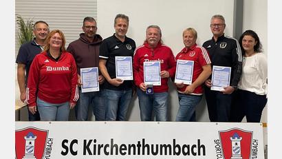 Bild: msk
Der Bayerische Fußballverband zeichnete Trainer und Vorstandsmitglieder für viele Jahre ehrenamtlicher Arbeit des SC Kirchenthumbach aus.