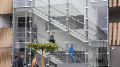 Bild: Wolfgang Steinbacher
Ein außergewöhnliches Gebäude für ein besonderes Projekt: Am Haager Weg 17 entstand eine Appartement-Anlage der Jura-Wohnstätten für inklusives Wohnen.
