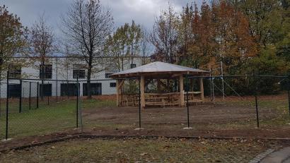 Bild: gi
Das „Grüne Klassenzimmer“ auf dem Schulareal in Moosbach soll Kindern das Lernen erleichtern.